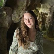 Maestra en curso de 4º de Educación Primaria apta para ofrecer apoyo educativo a alumnos de dicha etapa.